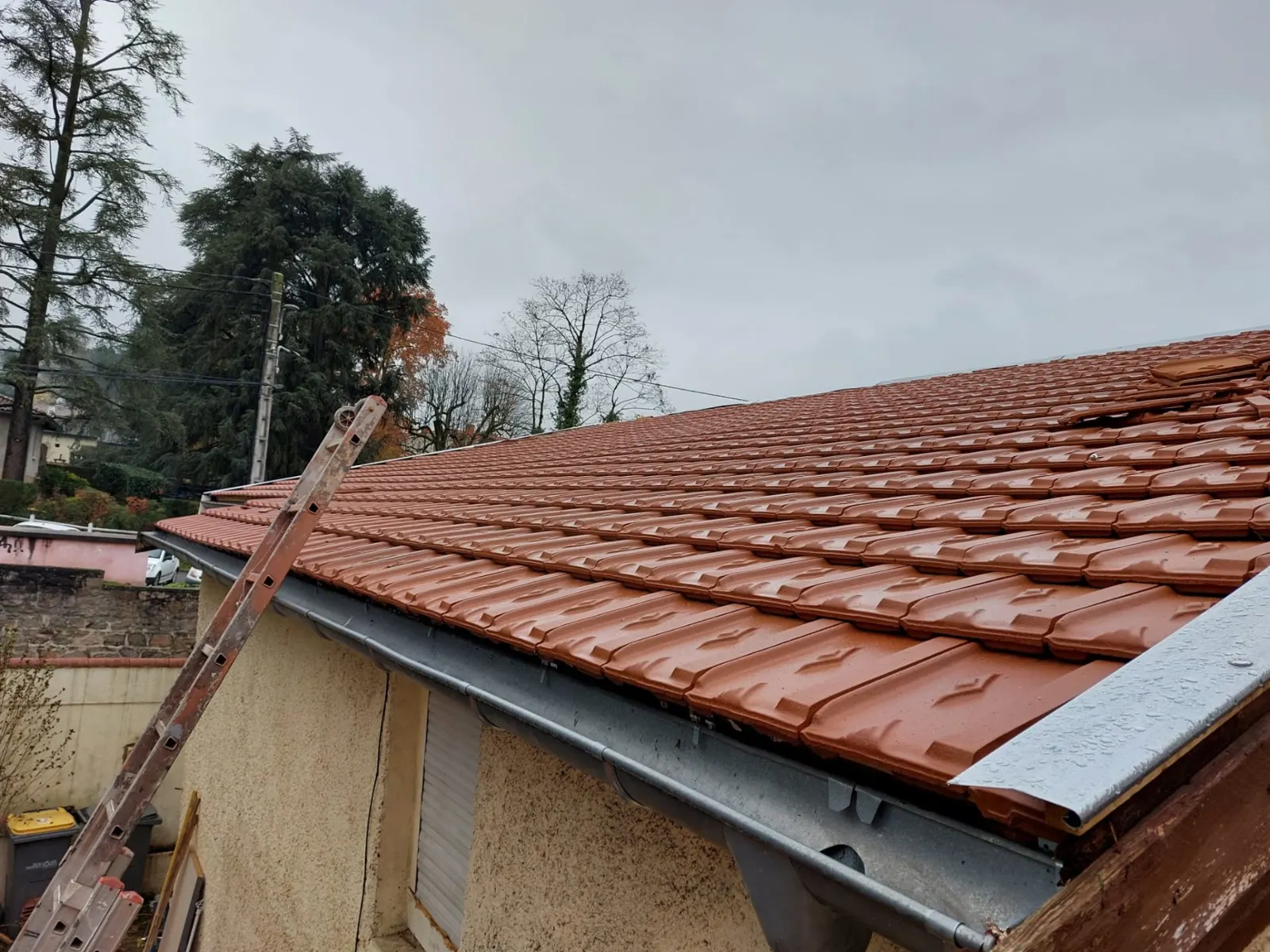 Toiture en tuiles remise à neuf avec gouttière zinc