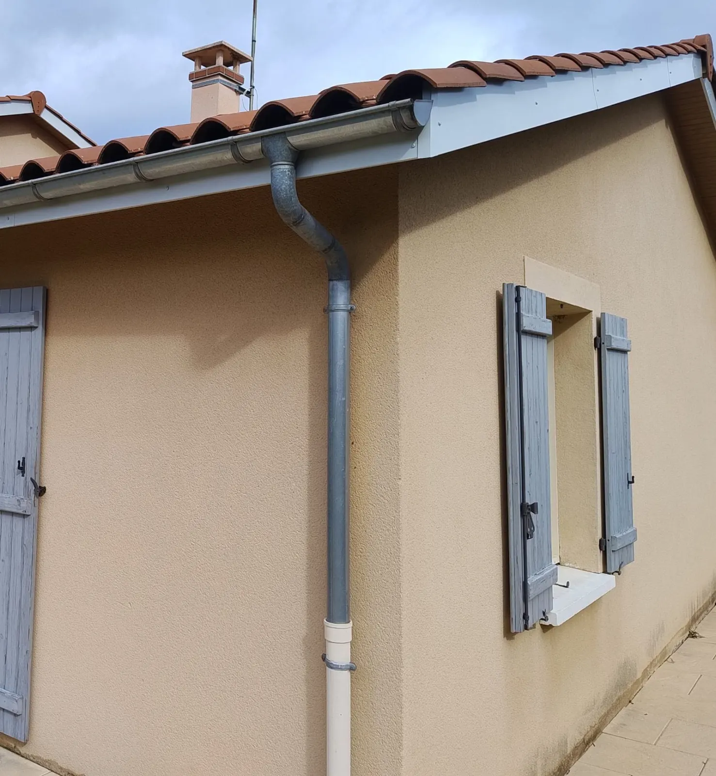 Habillage aluminium de planche de rive et façade crépie
