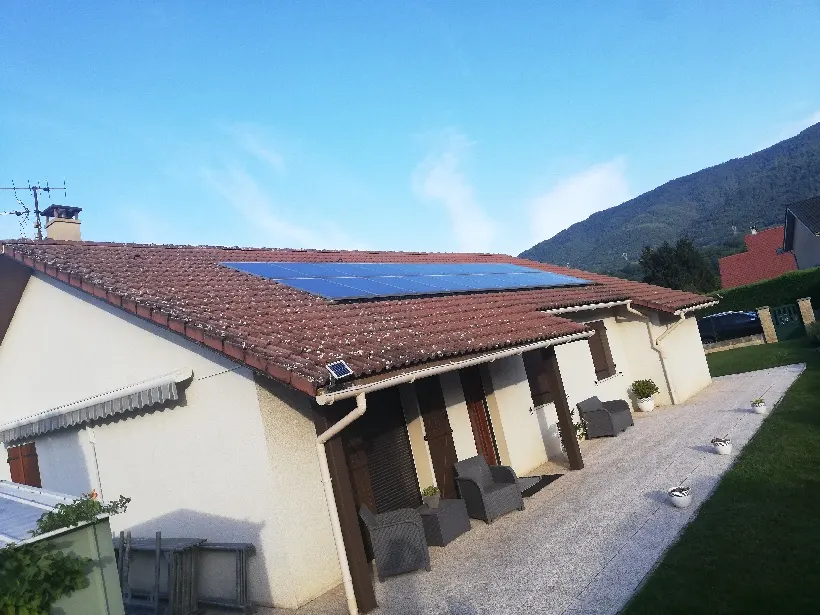 Toiture en tuiles après démoussage, maison du Rhône