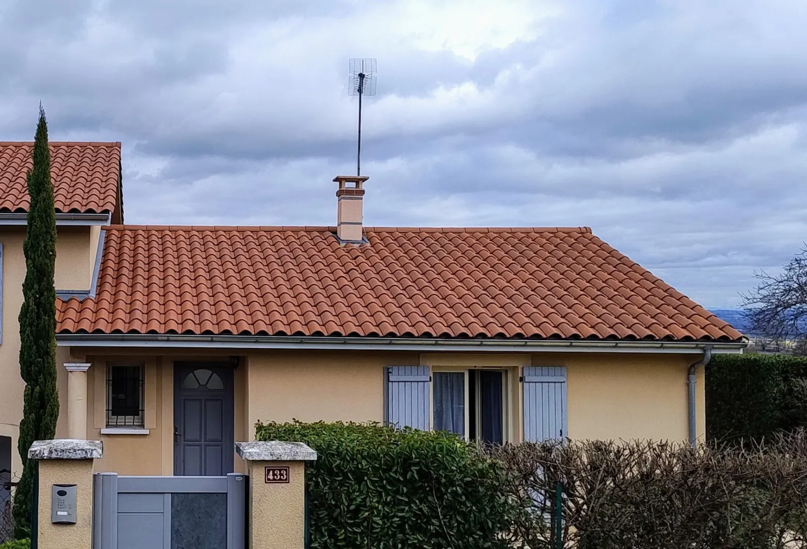 Maison rénovée : toiture tuiles et façade enduite