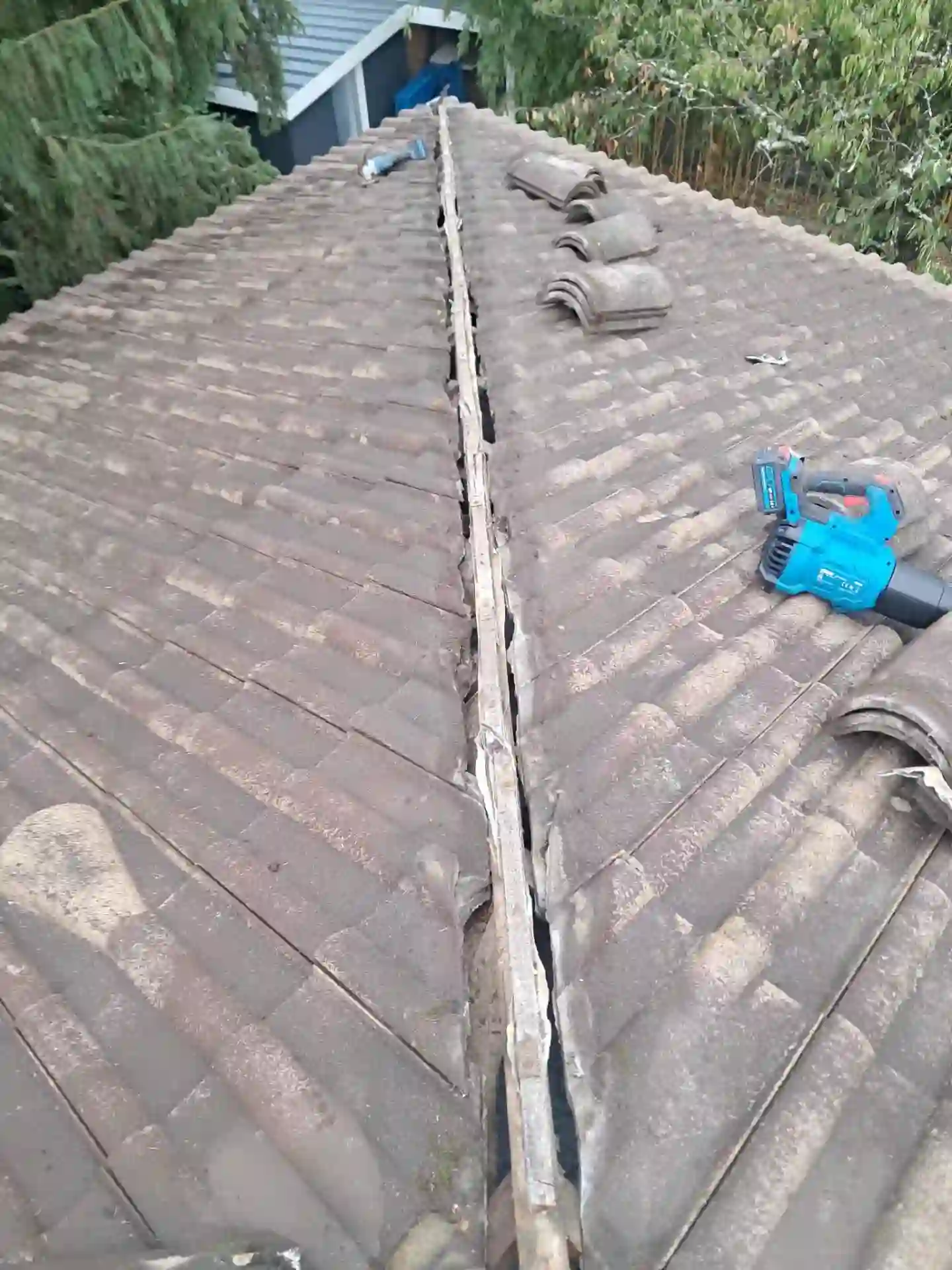 Faîtage ancien ouvert et détérioré