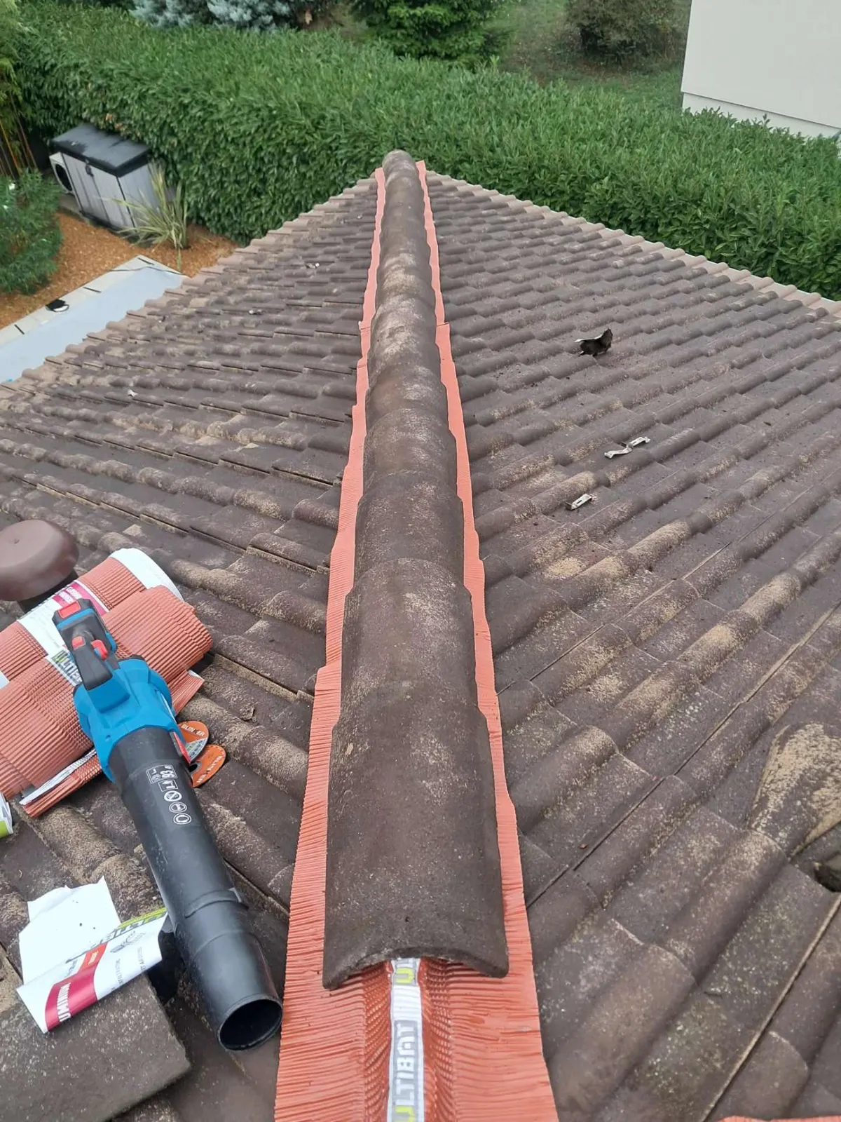 Réfection de faîtage avec closoir ventilé sur toiture en tuiles